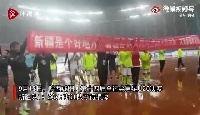 新疆队赛后拉横幅向球迷致谢：新疆是个好地方