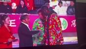 😂😂！宋小宝现场教学穿东北大花衣的追梦&ldquo;瞅你那损色&rdquo;~